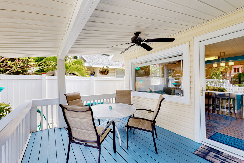 Charming single level cottage with a kitchen enclosed yard and WiFi
