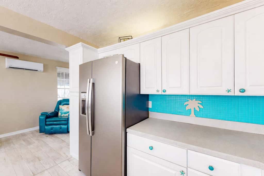 Adorable cottage near the beach with WiFi full kitchen and shared yard
