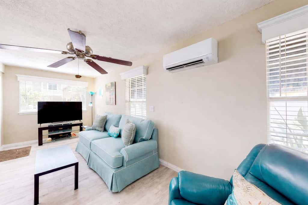 Adorable cottage near the beach with WiFi full kitchen and shared yard