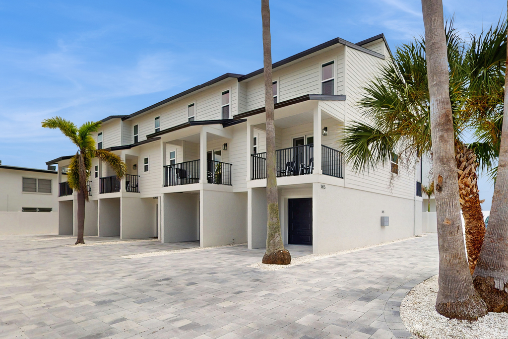 Spacious and modern close to Gulf and beaches dog friendly private garage