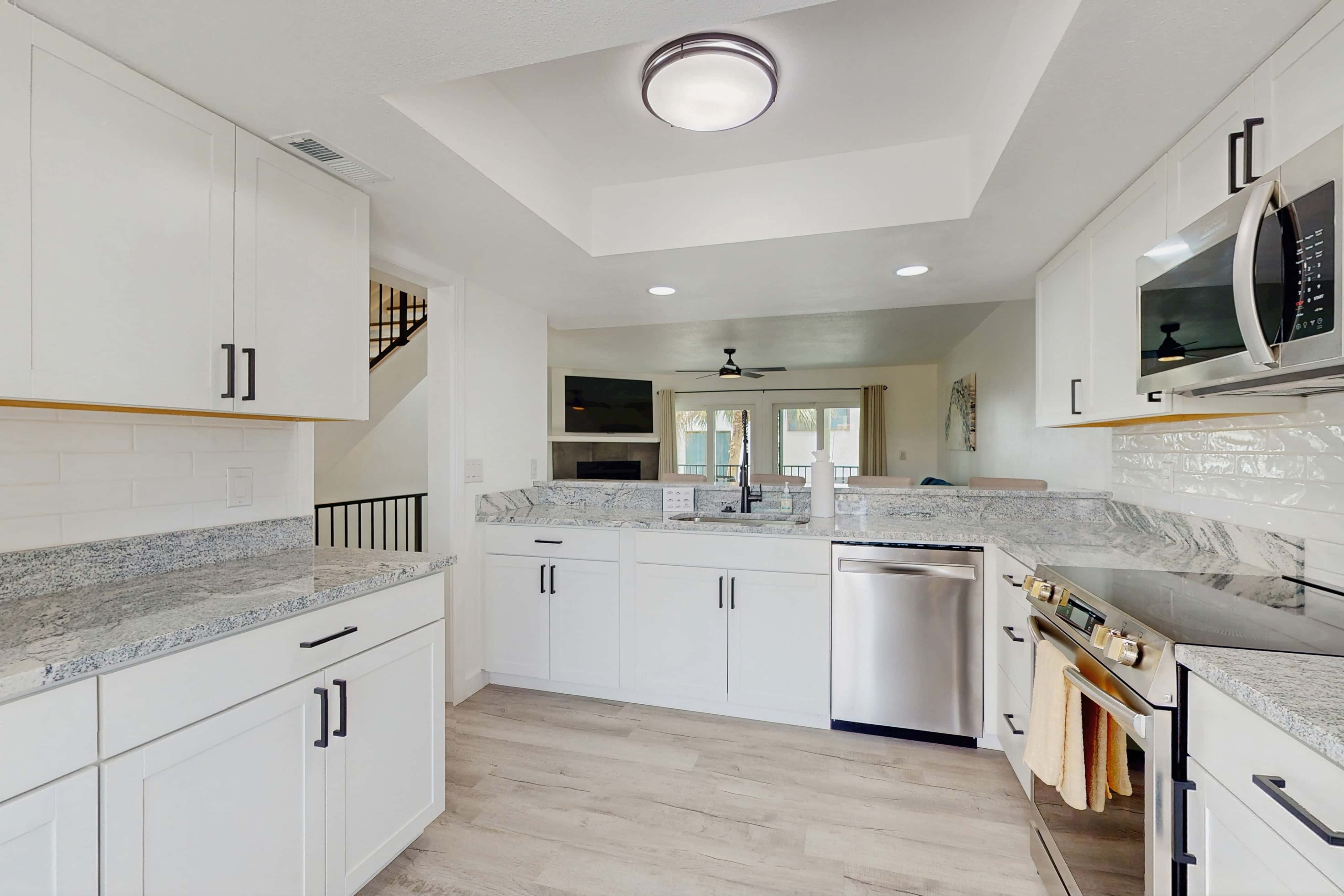 Spacious and dog friendly close to the Gulf and beaches AC WIFI and WD