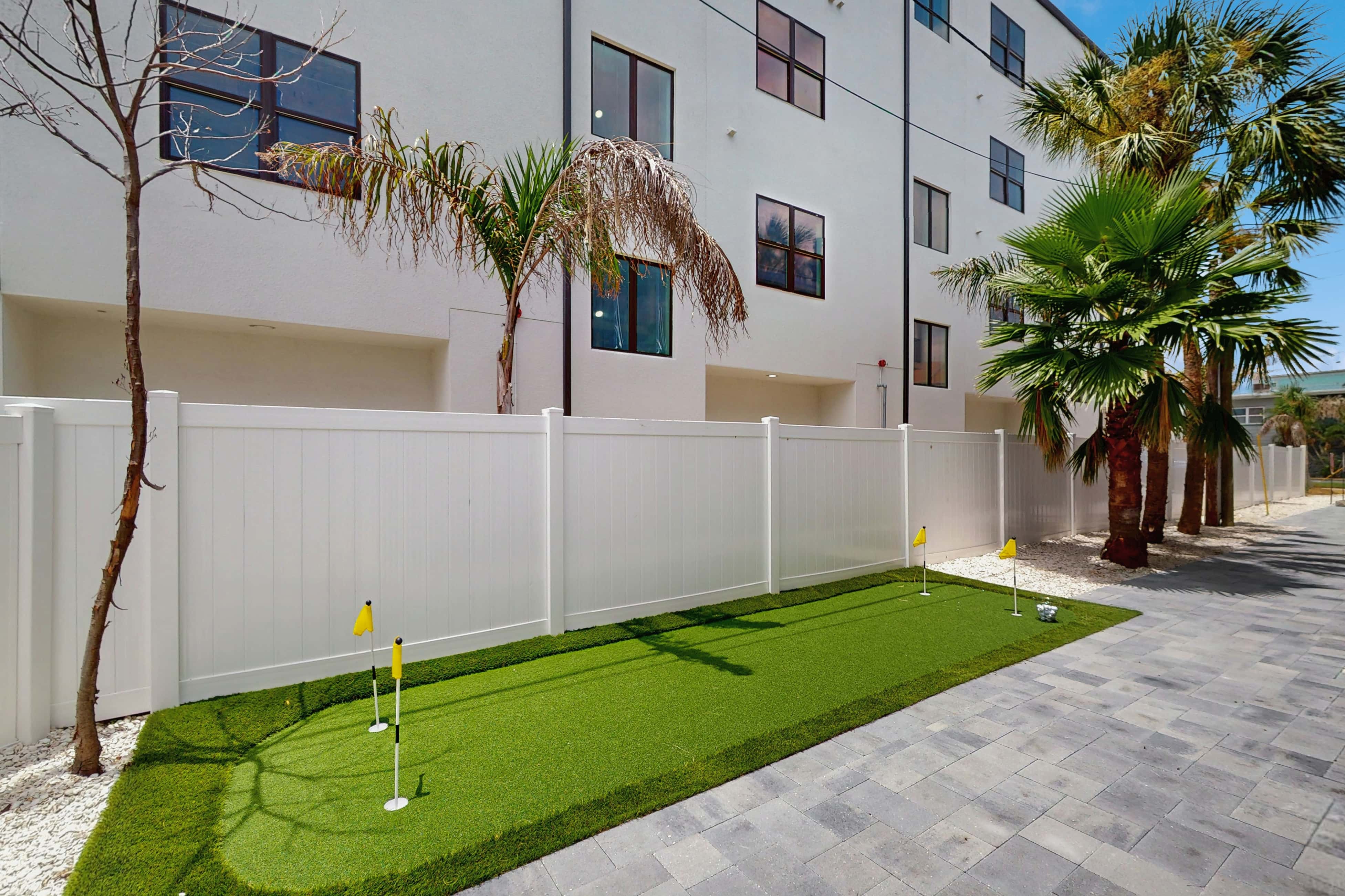 Spacious and dog friendly close to the Gulf and beaches AC WIFI and WD