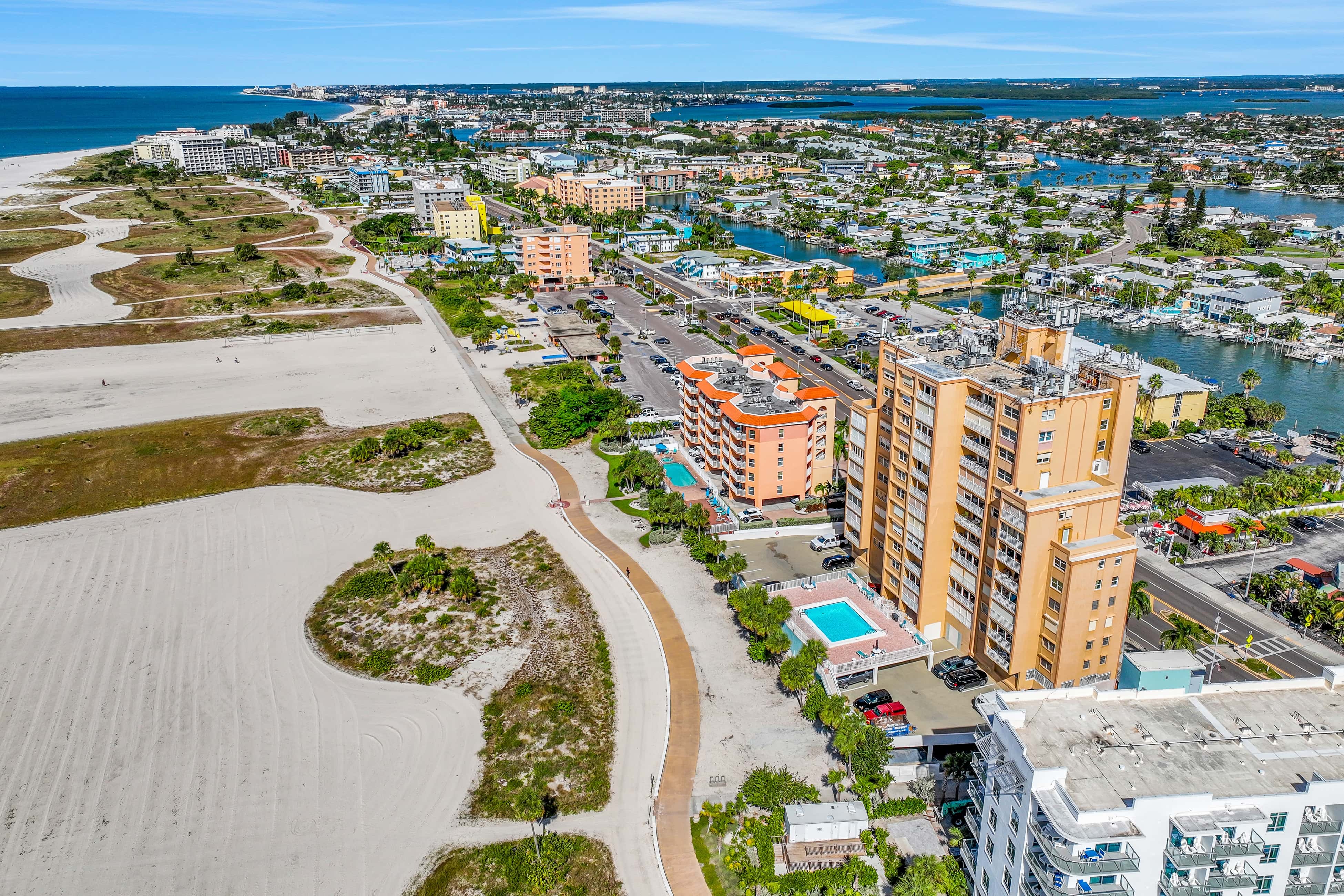 Spacious and dog friendly close to the Gulf and beaches AC WIFI and WD