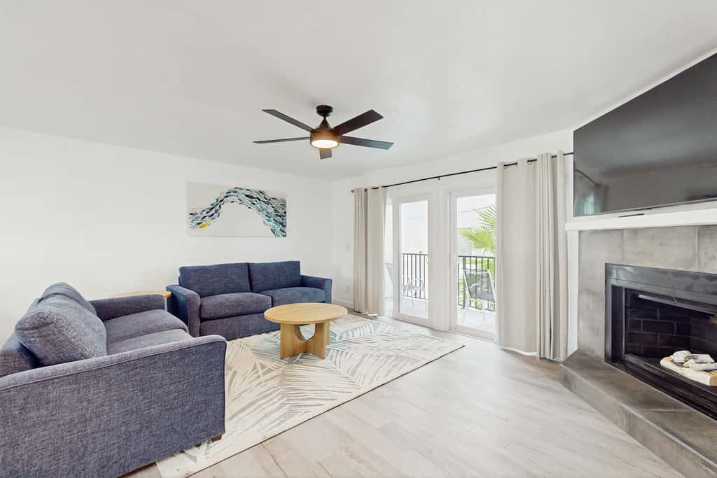 Modern dog friendly townhome close to the Gulf and beaches shopping and dining