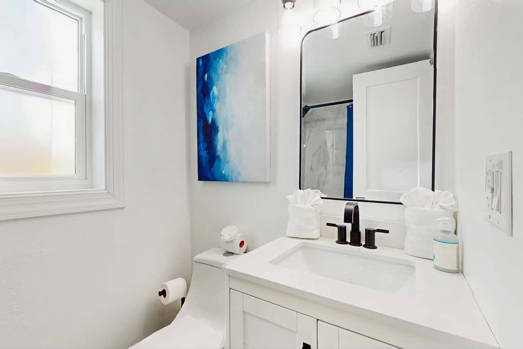 Modern dog friendly townhome close to the Gulf and beaches shopping and dining