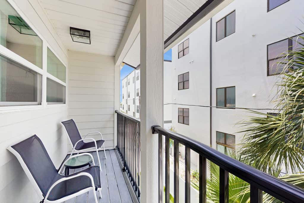 Modern dog friendly townhome close to the Gulf and beaches shopping and dining