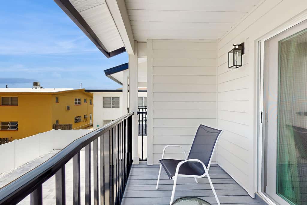 Modern dog friendly townhome close to the Gulf and beaches shopping and dining