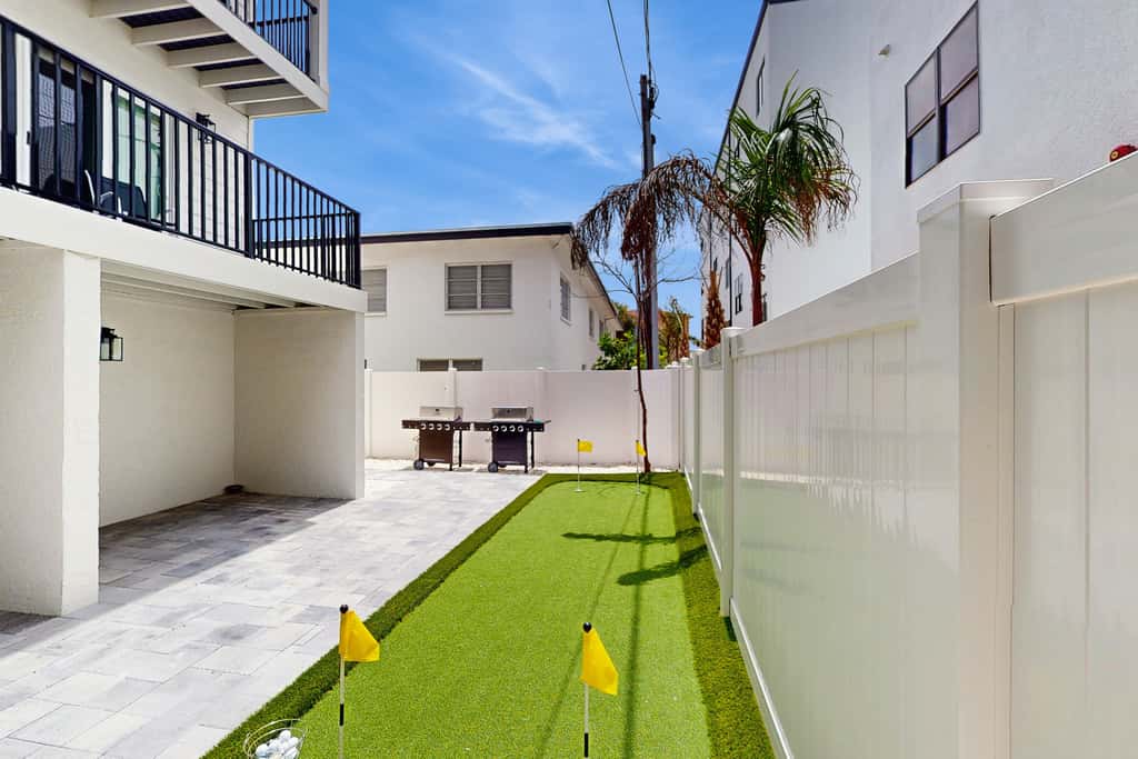 Modern dog friendly townhome close to the Gulf and beaches shopping and dining