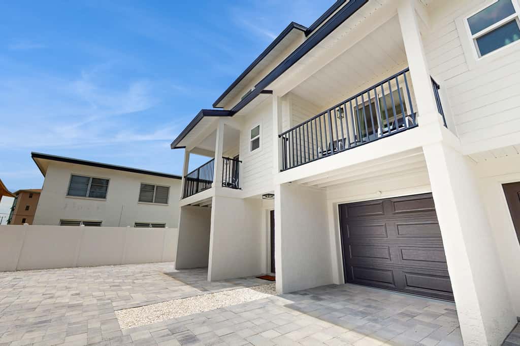 Modern dog friendly townhome close to the Gulf and beaches shopping and dining
