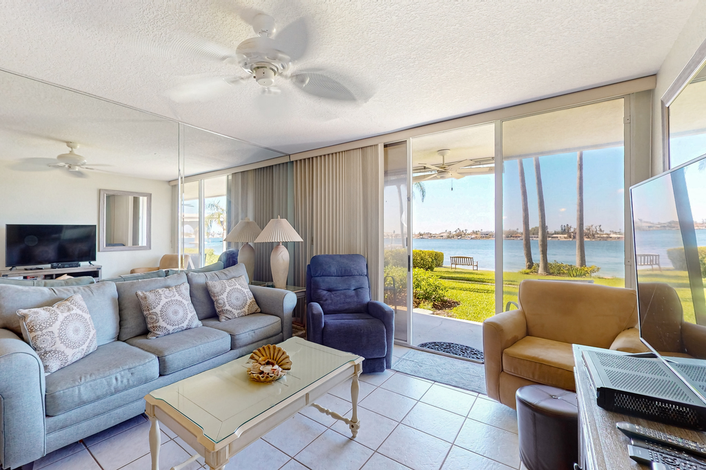 Updated Condo in Boca Ciega Bay Resort w Pool and Hot Tub On Intracoastal