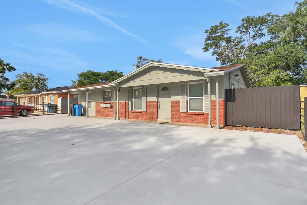 Cozy home with screened lanai foosball and fenced yard