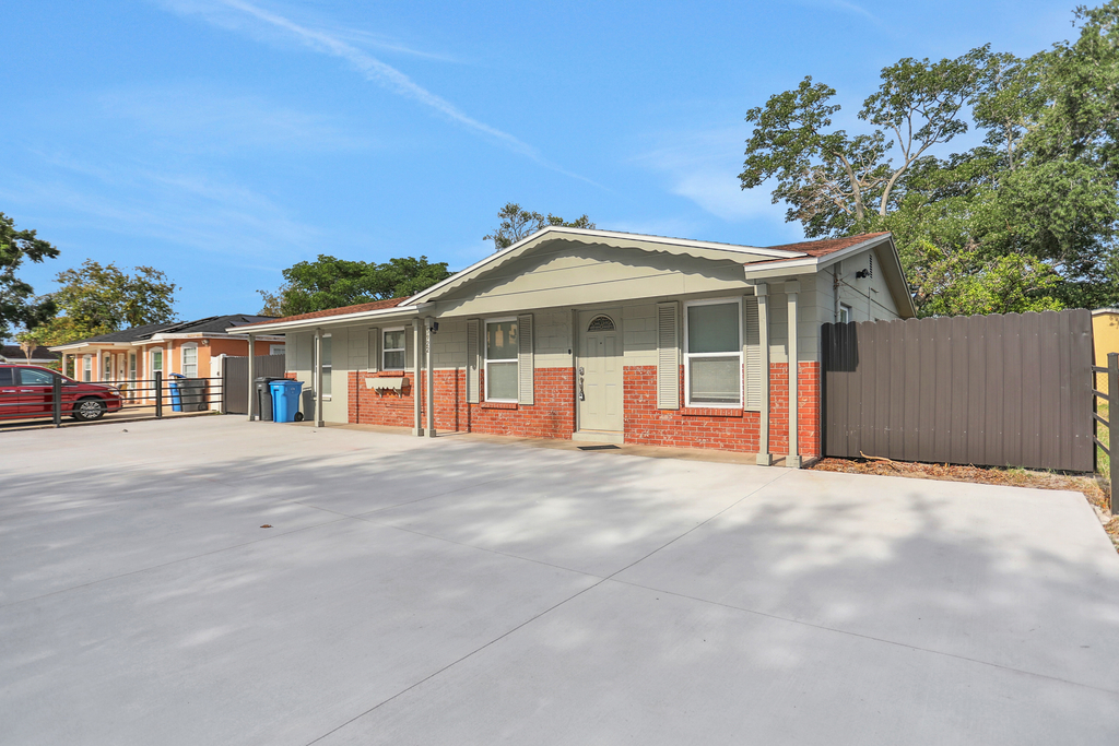 Cozy home with screened lanai foosball and fenced yard