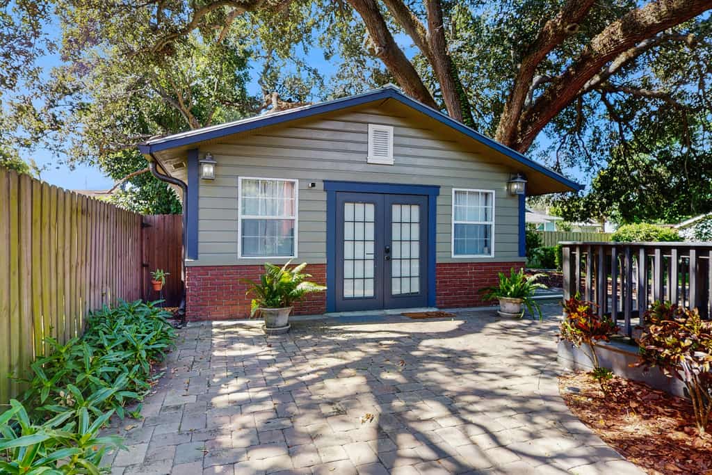 Dog friendly cottage near downtown Tampa and attractions with central AC and WD