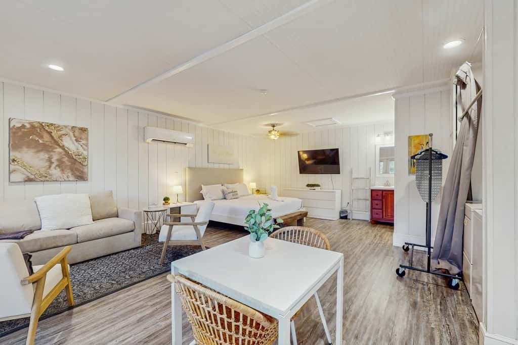 Dog friendly cottage near downtown Tampa and attractions with central AC and WD