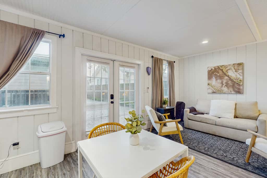 Dog friendly cottage near downtown Tampa and attractions with central AC and WD