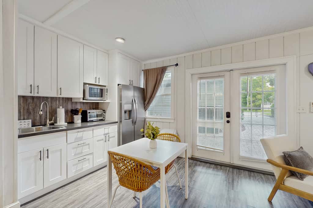 Dog friendly cottage near downtown Tampa and attractions with central AC and WD