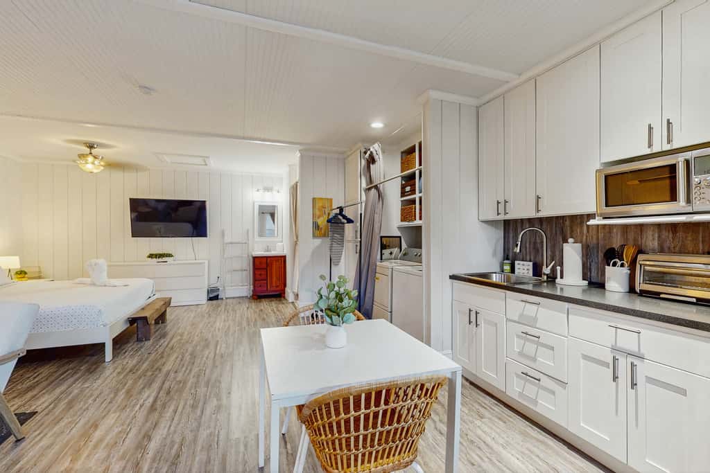 Dog friendly cottage near downtown Tampa and attractions with central AC and WD