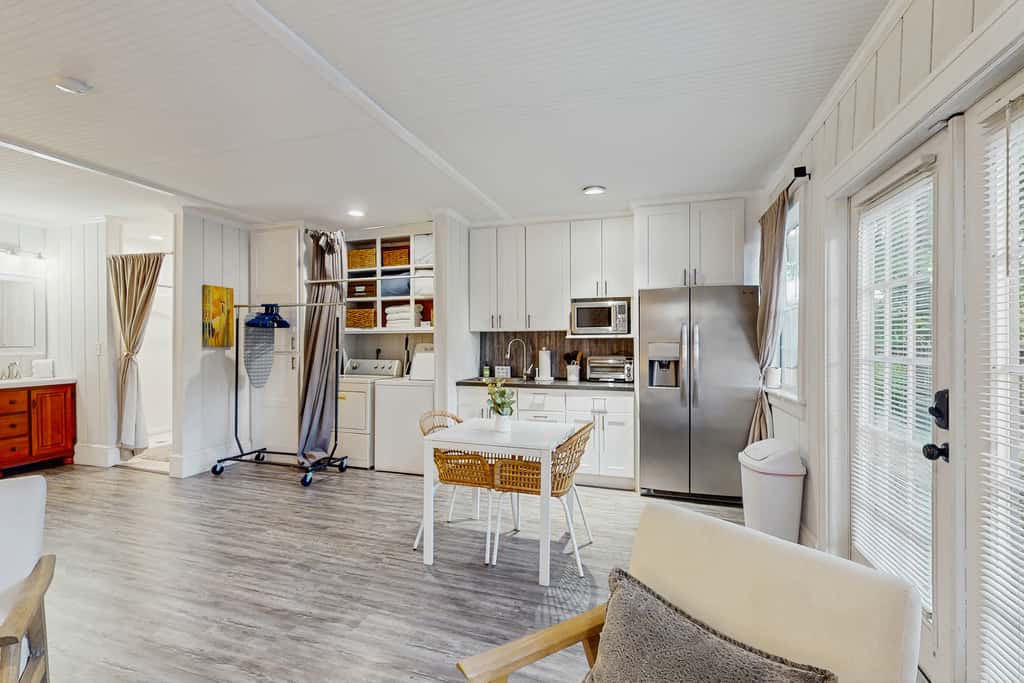 Dog friendly cottage near downtown Tampa and attractions with central AC and WD
