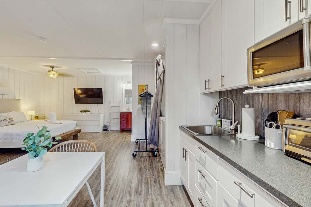 Dog friendly cottage near downtown Tampa and attractions with central AC and WD