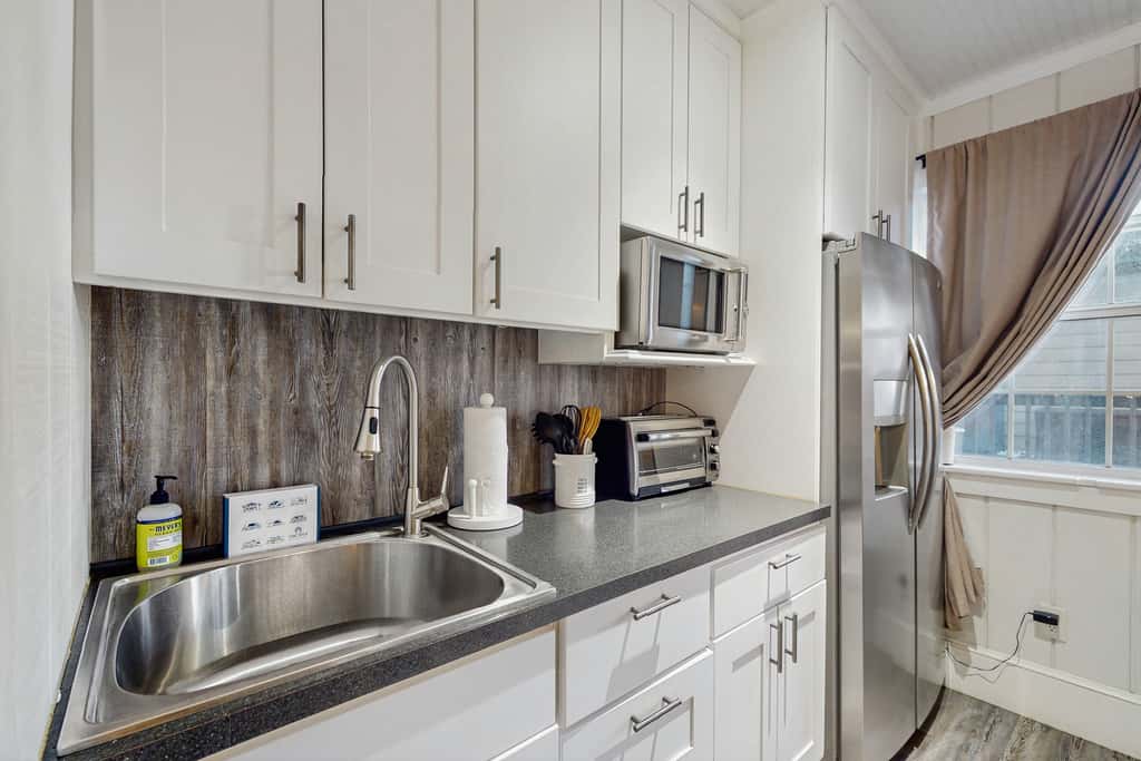 Dog friendly cottage near downtown Tampa and attractions with central AC and WD