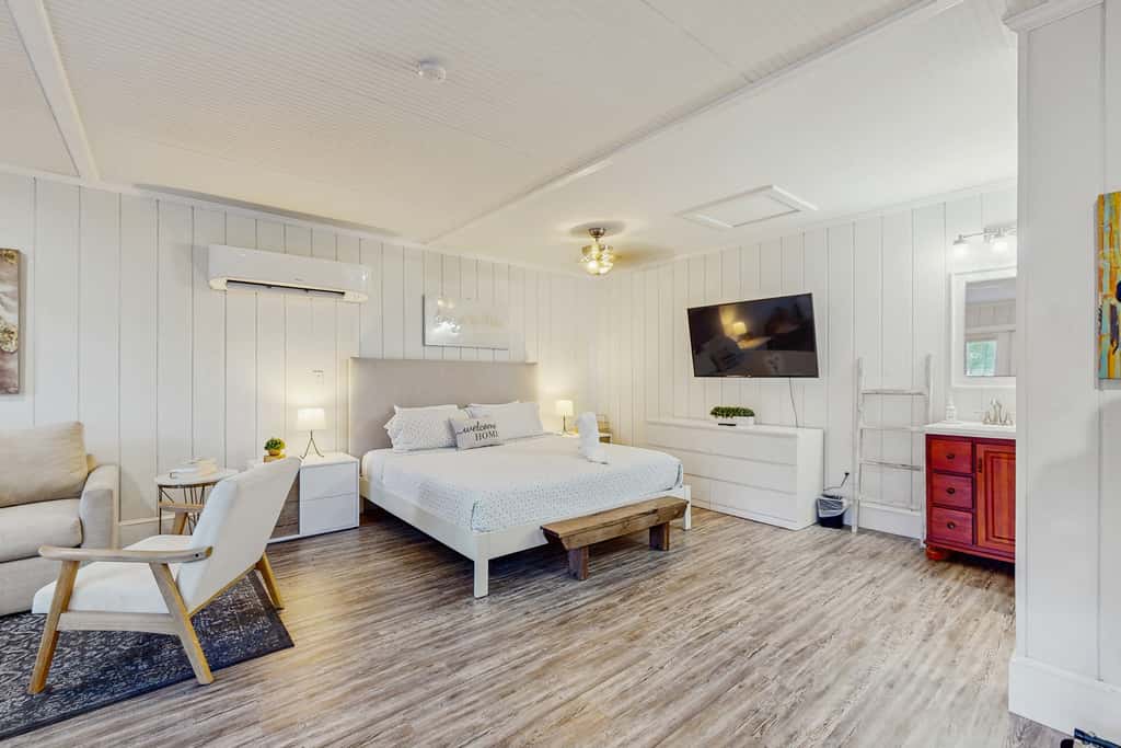 Dog friendly cottage near downtown Tampa and attractions with central AC and WD