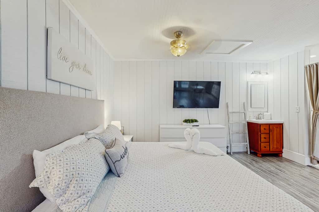 Dog friendly cottage near downtown Tampa and attractions with central AC and WD