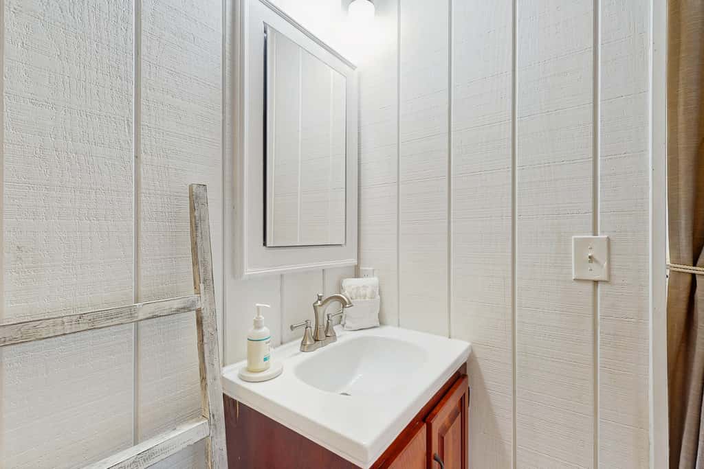 Dog friendly cottage near downtown Tampa and attractions with central AC and WD