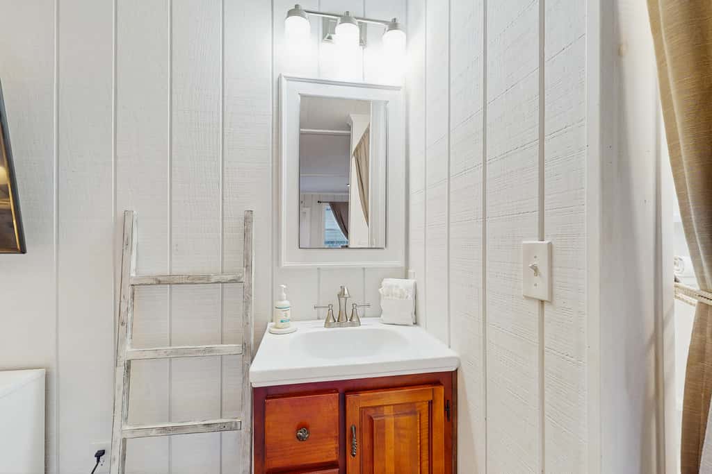 Dog friendly cottage near downtown Tampa and attractions with central AC and WD
