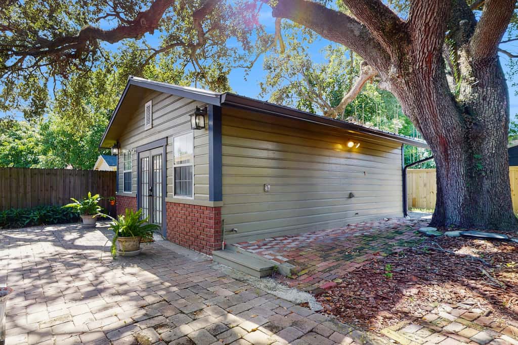 Dog friendly cottage near downtown Tampa and attractions with central AC and WD