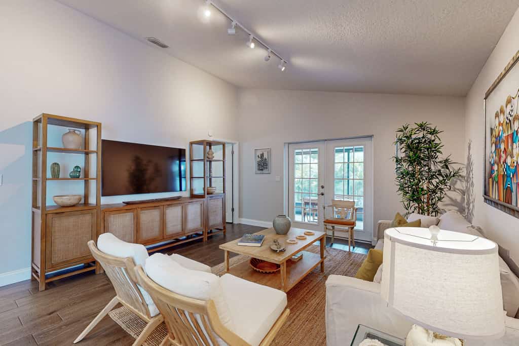Fully renovated family friendly with covered patio hot tub central location