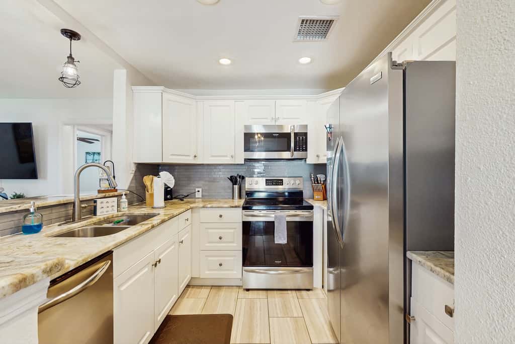 Dog friendly bungalow with a fenced yard deck washer dryer and AC