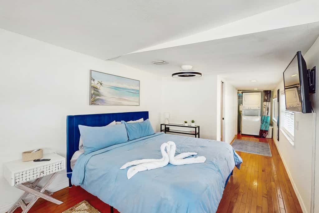 Dog friendly bungalow with a fenced yard deck washer dryer and AC