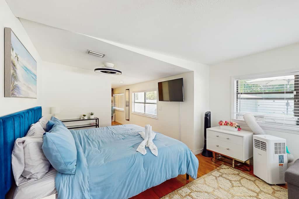 Dog friendly bungalow with a fenced yard deck washer dryer and AC