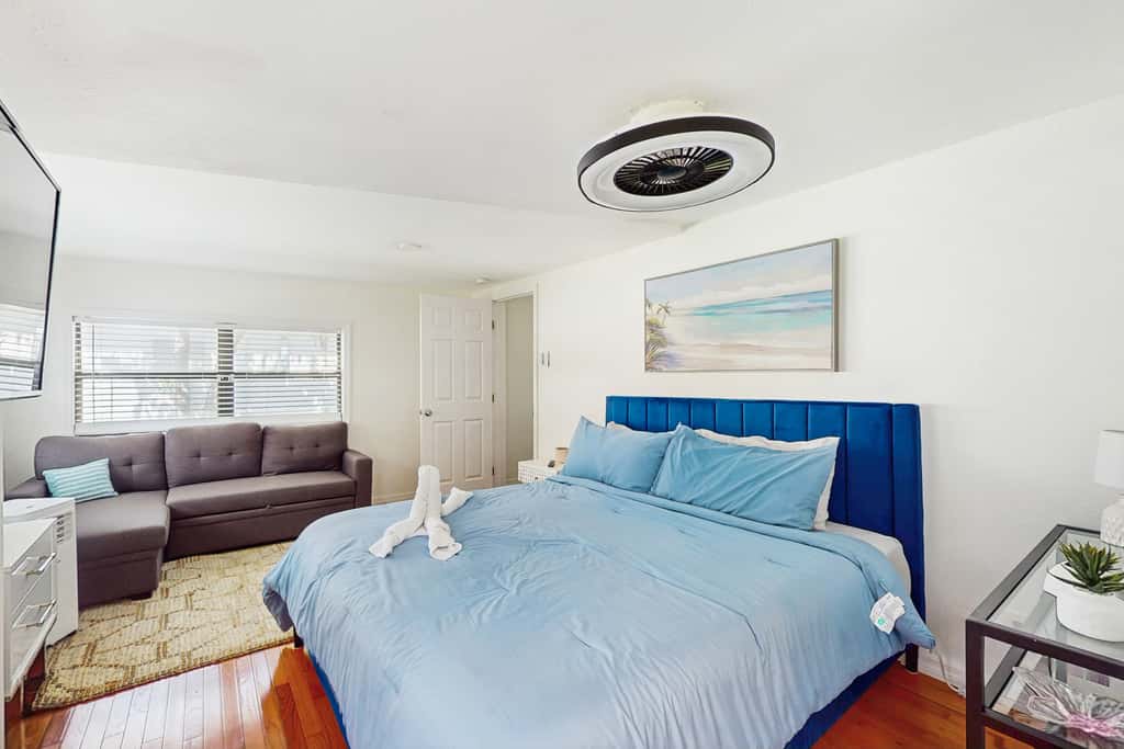Dog friendly bungalow with a fenced yard deck washer dryer and AC