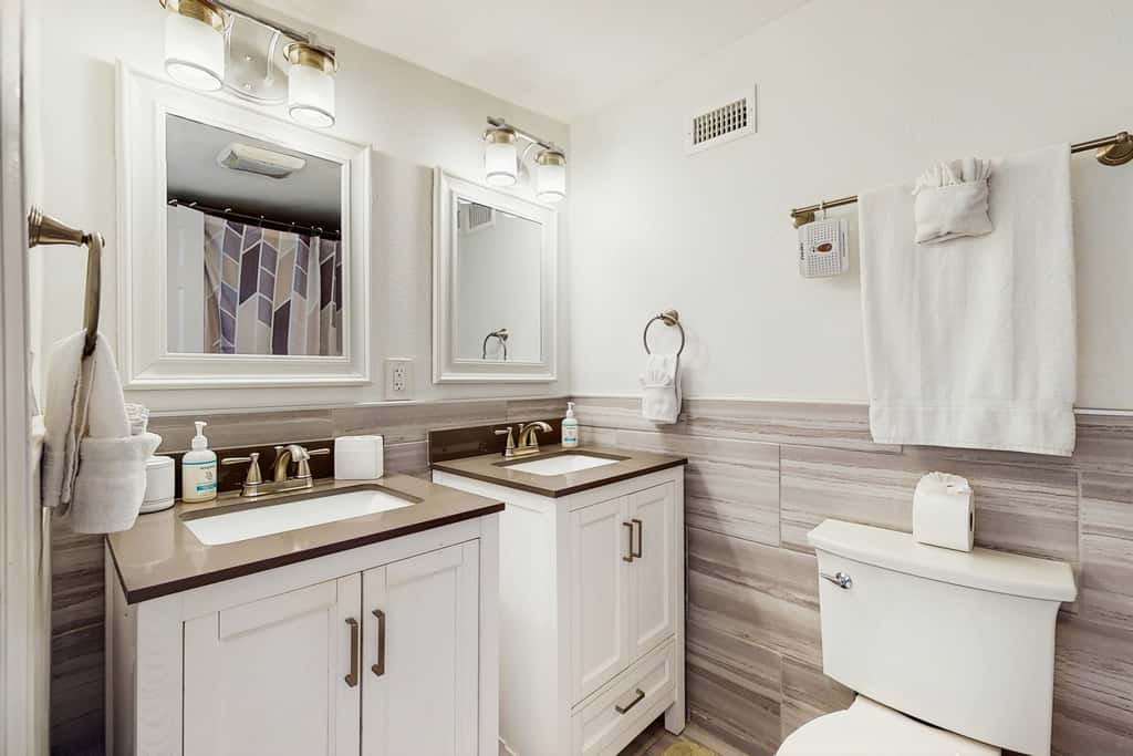 Dog friendly bungalow with a fenced yard deck washer dryer and AC