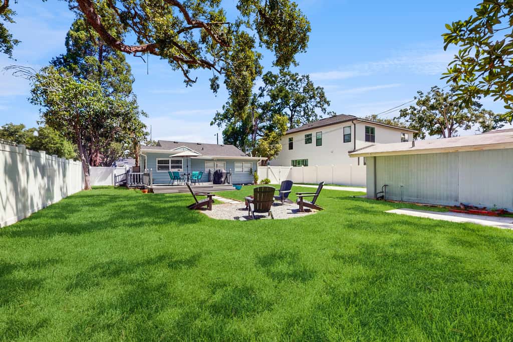 Dog friendly bungalow with a fenced yard deck washer dryer and AC
