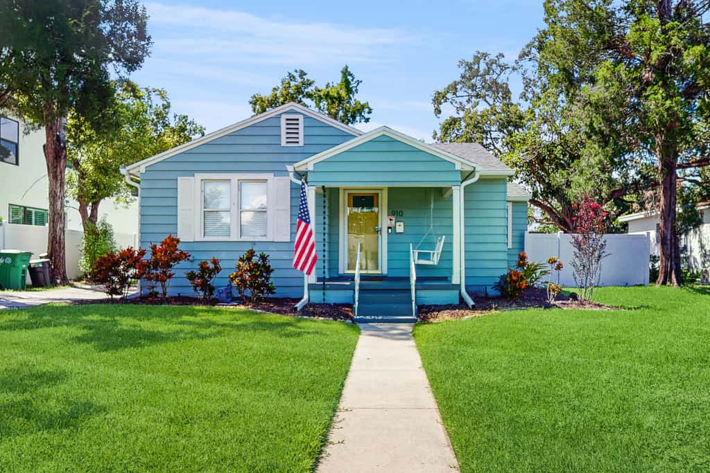 Dog friendly bungalow with a fenced yard deck washer dryer and AC