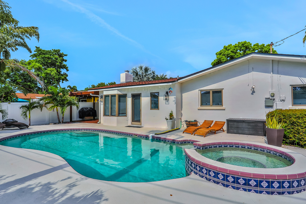 Large heated pool home with backyard oasis, AC and Wifi