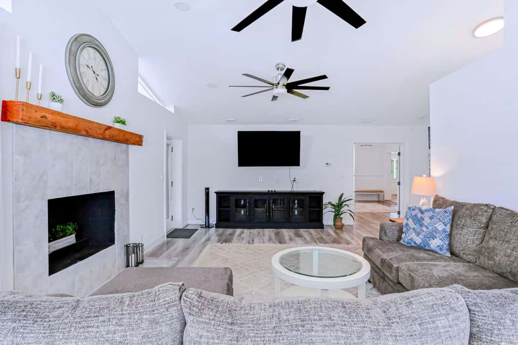 Large heated pool home with backyard oasis, AC and Wifi