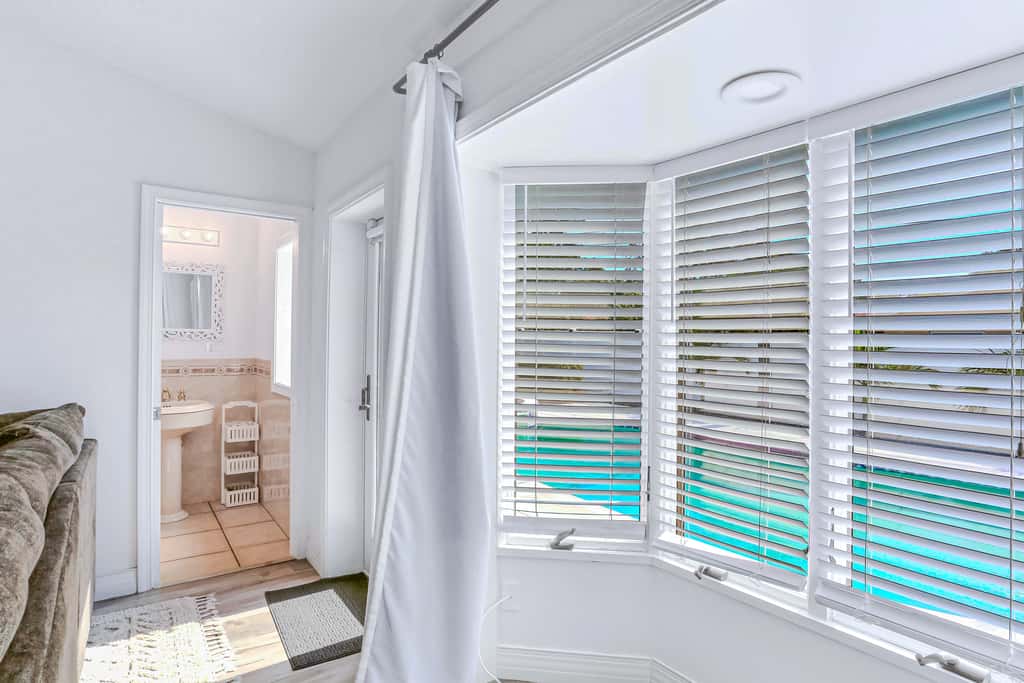 Large heated pool home with backyard oasis, AC and Wifi