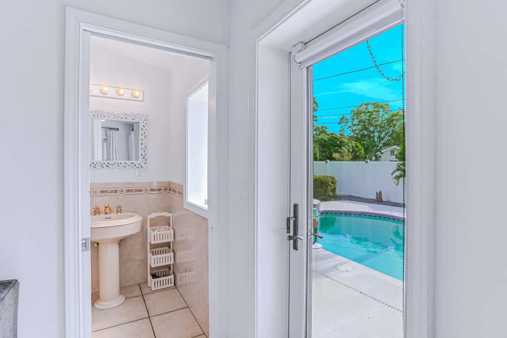 Large heated pool home with backyard oasis, AC and Wifi