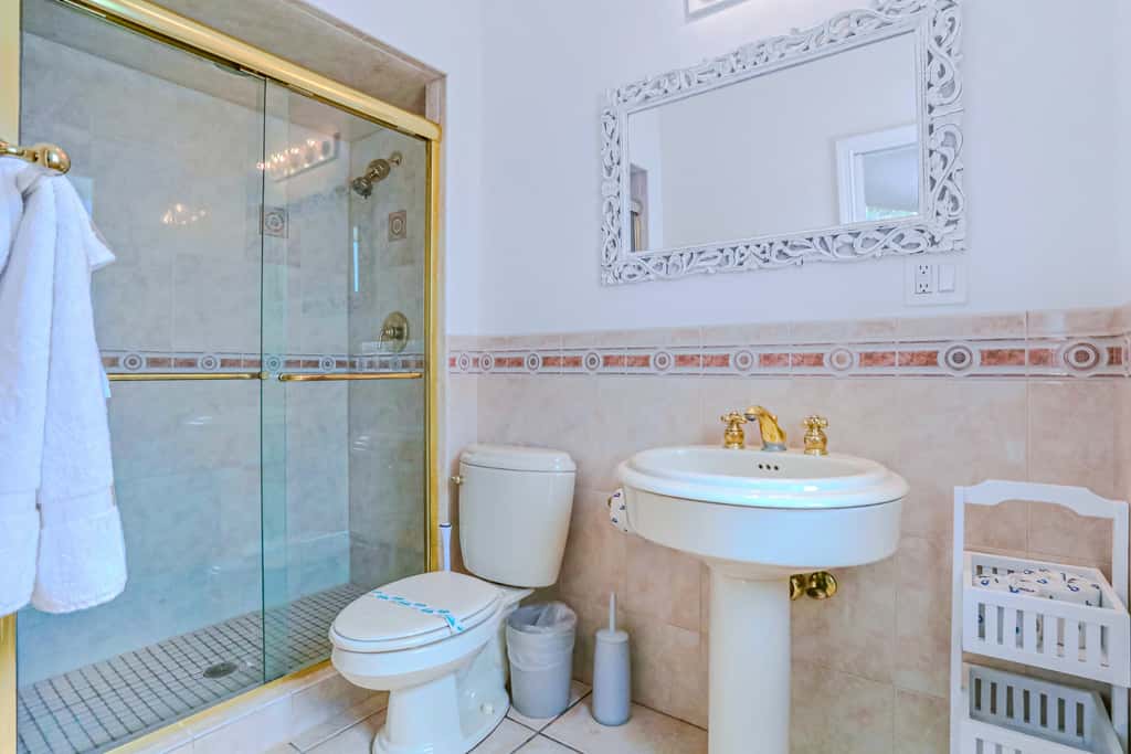 Large heated pool home with backyard oasis, AC and Wifi
