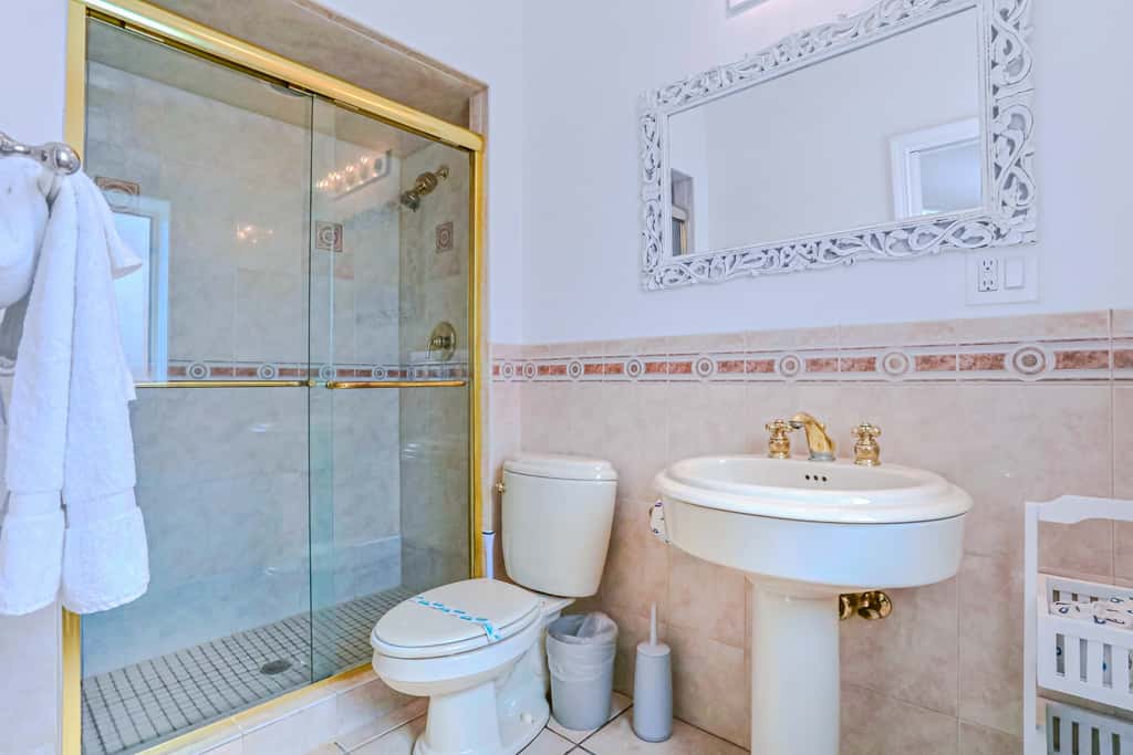 Large heated pool home with backyard oasis, AC and Wifi