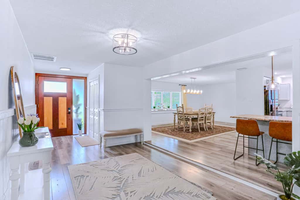 Large heated pool home with backyard oasis, AC and Wifi