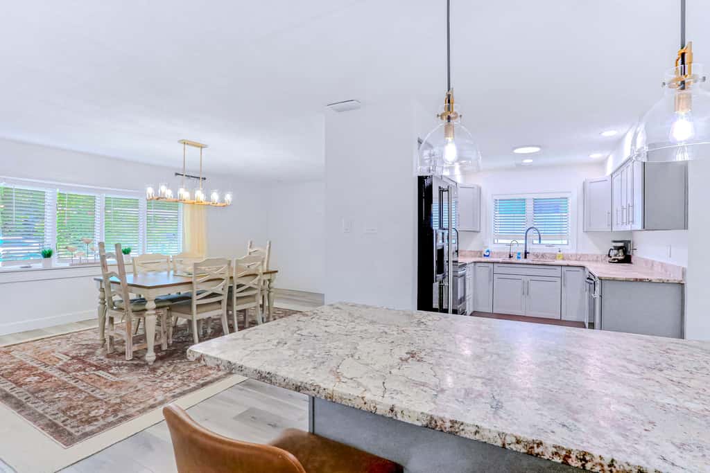Large heated pool home with backyard oasis, AC and Wifi