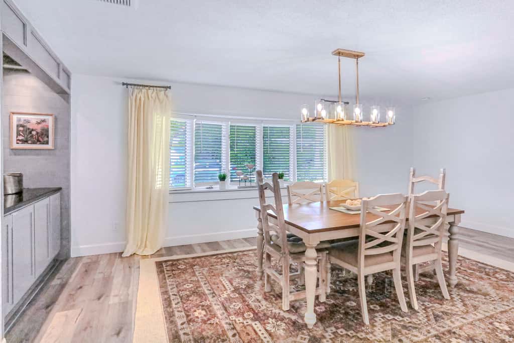 Large heated pool home with backyard oasis, AC and Wifi