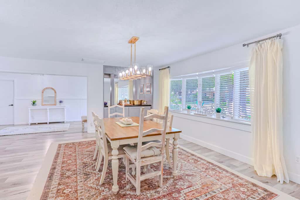 Large heated pool home with backyard oasis, AC and Wifi