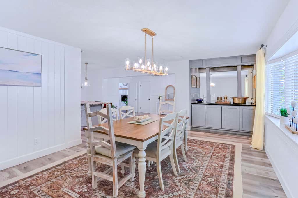 Large heated pool home with backyard oasis, AC and Wifi