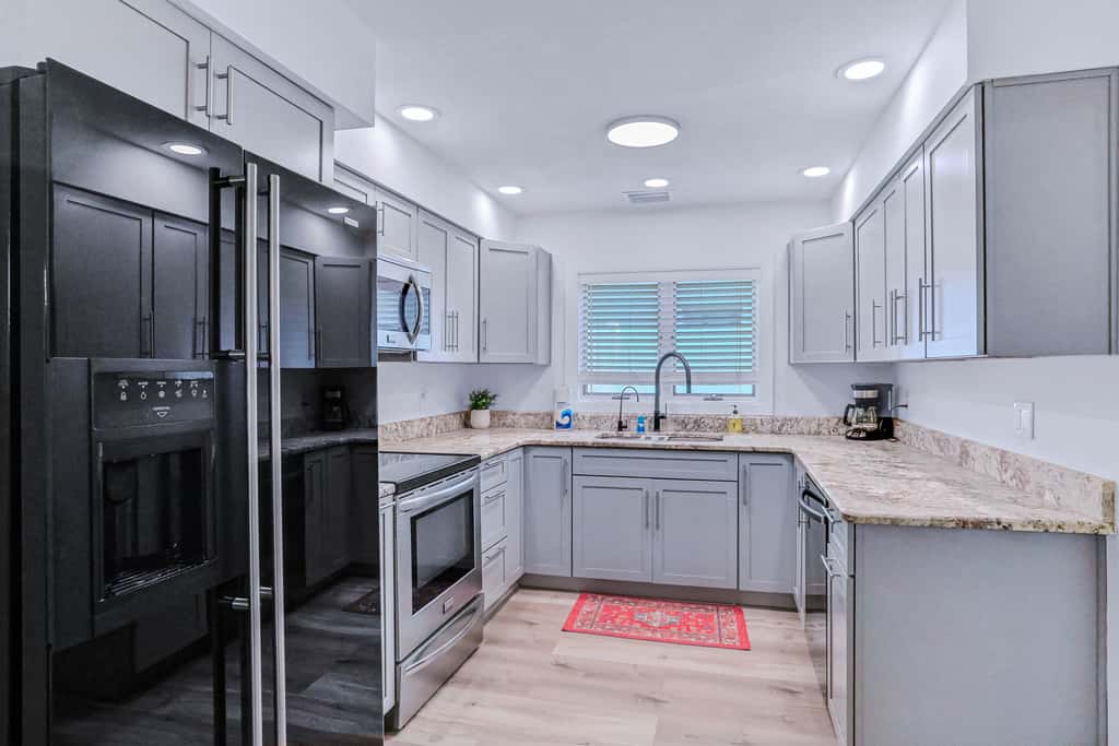 Large heated pool home with backyard oasis, AC and Wifi