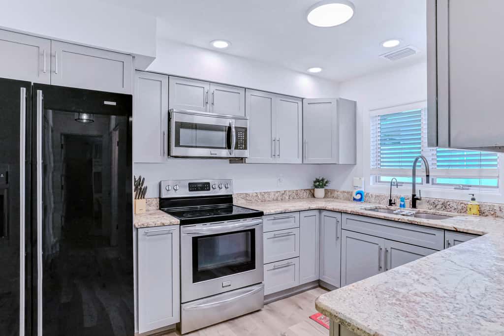 Large heated pool home with backyard oasis, AC and Wifi